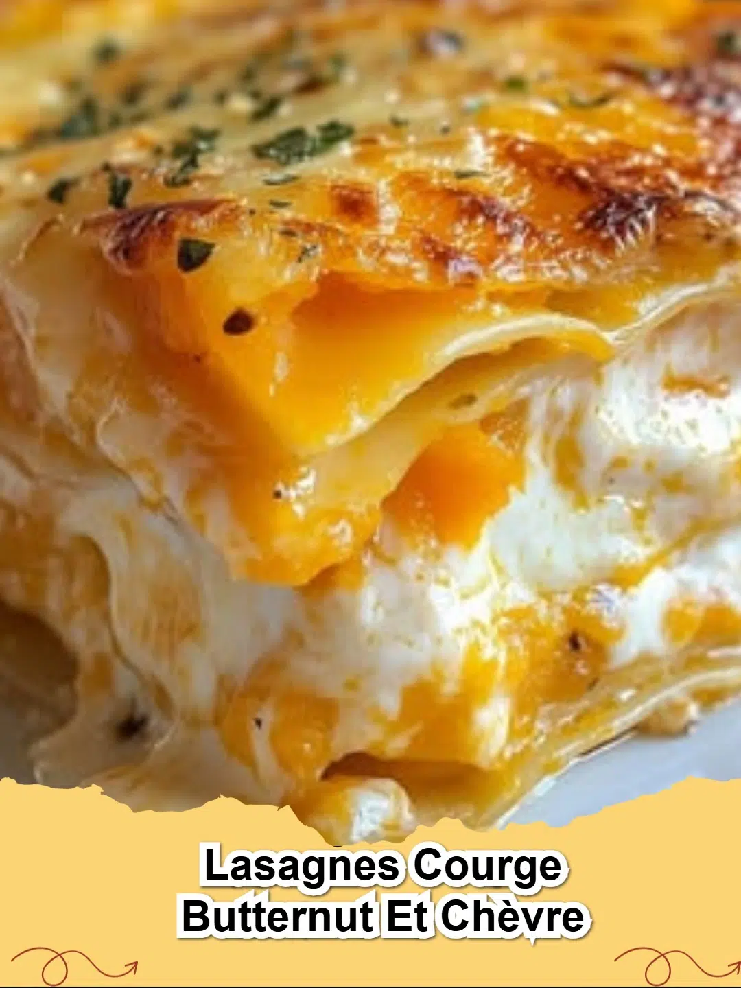 Lasagnes Courge Butternut et Chèvre dorées et gratinées, prêtes à être servies dans un plat en céramique.